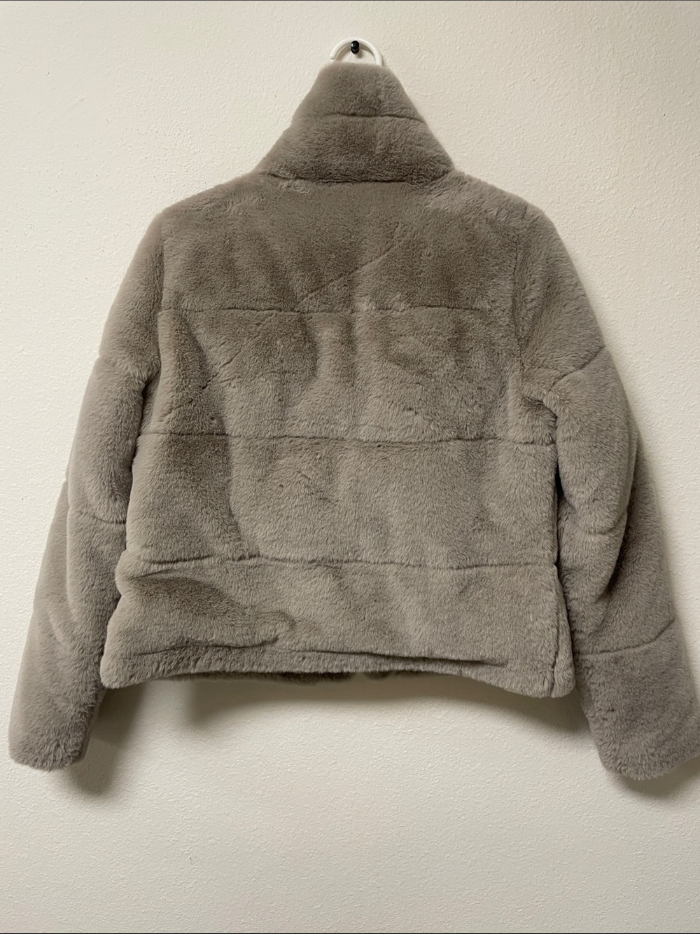 Abercrombie & Fitch Women’s Faux Fur Mini Puffer Jacket Light Gray Size S - Picture 7 of 7